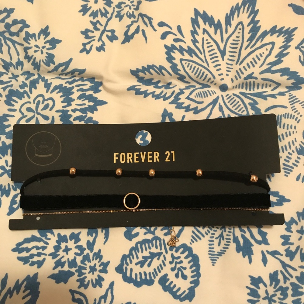 Set of 3 chokers/necklace!